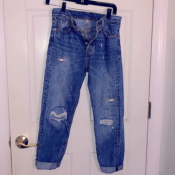 ⭐️Levi’s Distressed Boyfriend Jeans⭐️ - Picture 1 of 4